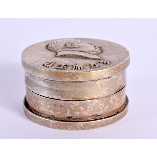 1790 - A CHINESE WHITE METAL MAO BOX AND COVER 20th Century. 69 grams. 4.25 cm wide.