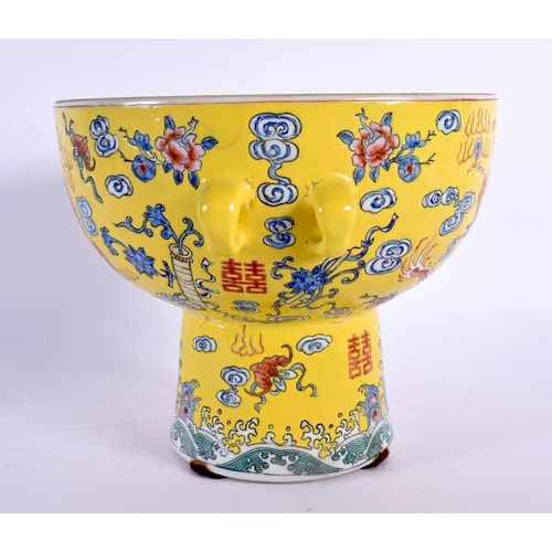 1807 - A CHINESE REPUBLICAN PERIOD FAMILLE JAUNE PORCELAIN BOWL painted with dragons. 16 cm x 16 cm.