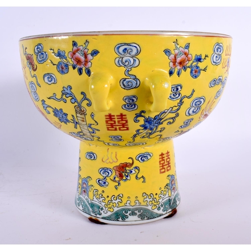 1807 - A CHINESE REPUBLICAN PERIOD FAMILLE JAUNE PORCELAIN BOWL painted with dragons. 16 cm x 16 cm.