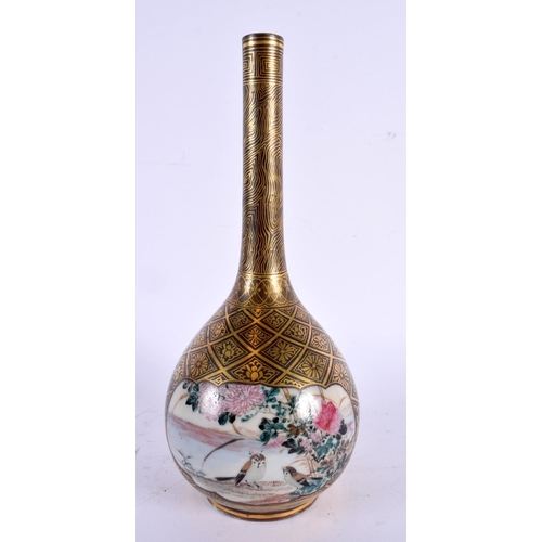 1821 - A JAPANESE TAISHO PERIOD PORCELAIN BULBOUS VASE. 22 cm high.