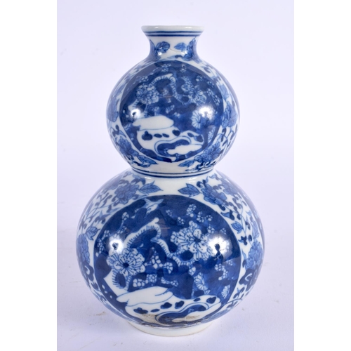 1826 - A CHINESE BLUE AND WHITE DOUBLE GOURD VASE 20th Century. 14 cm high.