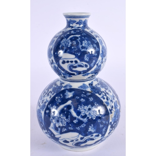 1826 - A CHINESE BLUE AND WHITE DOUBLE GOURD VASE 20th Century. 14 cm high.