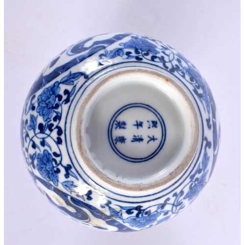 1826 - A CHINESE BLUE AND WHITE DOUBLE GOURD VASE 20th Century. 14 cm high.