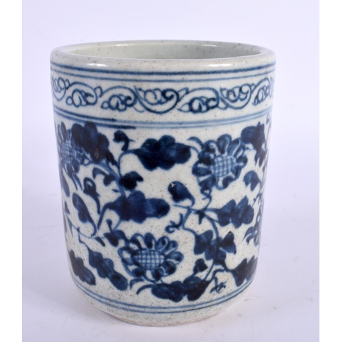 1827 - A CHINESE BLUE AND WHITE PORCELAIN BRUSH POT 20th Century. 12 cm x 9 cm.