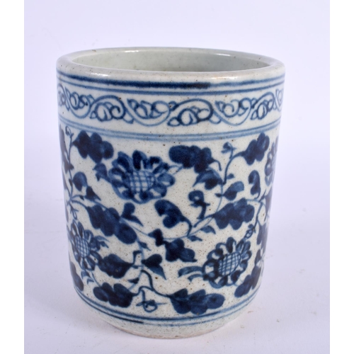 1827 - A CHINESE BLUE AND WHITE PORCELAIN BRUSH POT 20th Century. 12 cm x 9 cm.