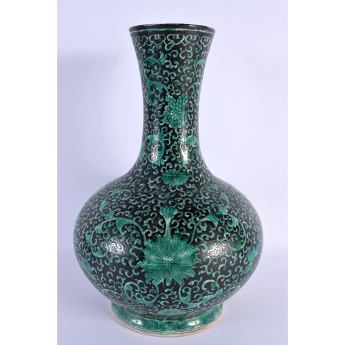 1870 - A LARGE CHINESE FAMILLE NOIRE GREEN ENAMELLED PORCELAIN VASE 20th Century. 35 cm x 18 cm.