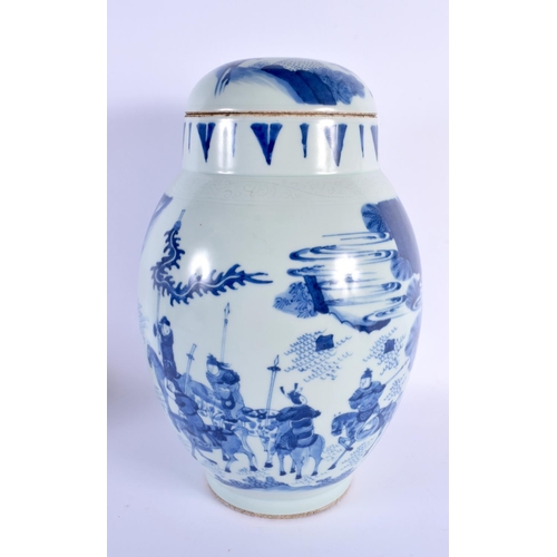 1876 - A LARGE CHINESE BLUE AND WHITE PORCELAIN JAR AND COVER 20th Century. 32 cm x 15 cm.