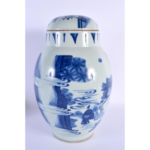 1876 - A LARGE CHINESE BLUE AND WHITE PORCELAIN JAR AND COVER 20th Century. 32 cm x 15 cm.