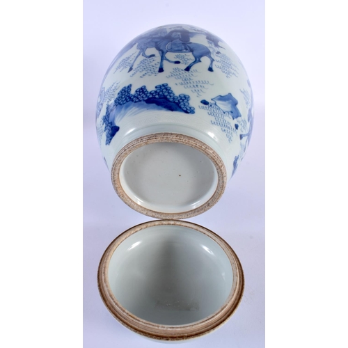 1876 - A LARGE CHINESE BLUE AND WHITE PORCELAIN JAR AND COVER 20th Century. 32 cm x 15 cm.