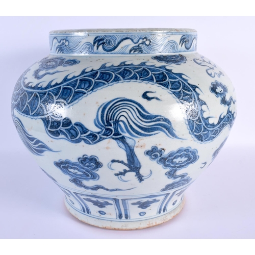 1882 - A LARGE CHINESE BLUE AND WHITE PORCELAIN JARLET 20th Century, painted in the Yuan manner. 28 cm x 26... 