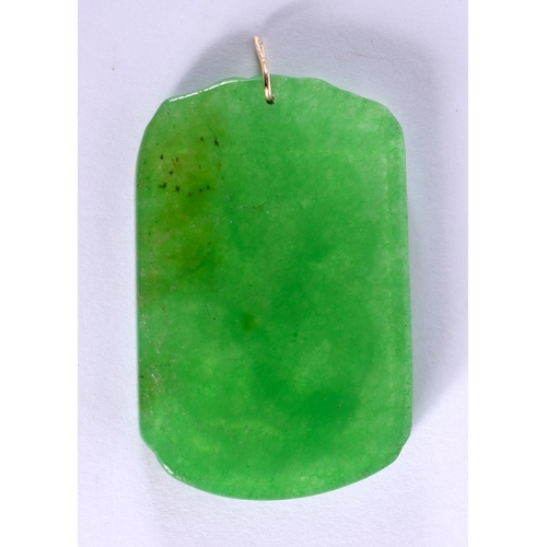 1892 - A CHINESE CARVED SPINACH JADE GOLD MOUNTED PENDANT 20th Century. 5.5 cm x 3.5 cm.