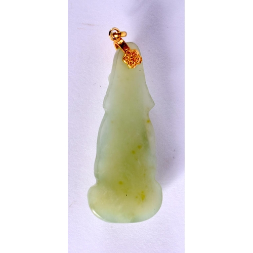 1893 - A CHINESE CARVED JADE GOLD MOUNTED PENDANT 20th Century. 4.5 cm x 1.75 cm.