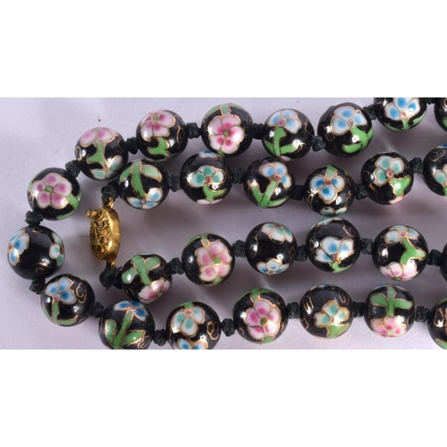 1900 - A CHINESE CLOISONNE ENAMEL NECKLACE 20th Century. 63 cm long.