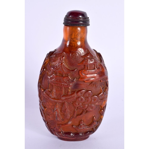 1905 - A CHINESE CARVED AMBER TYPE SNUFF BOTTLE 20th Century. 8.25 cm x 3.5 cm.