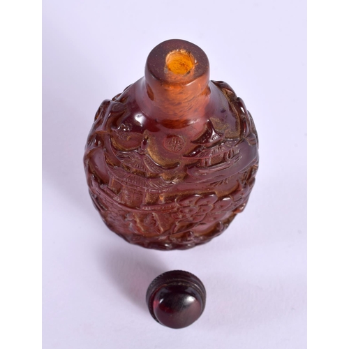 1905 - A CHINESE CARVED AMBER TYPE SNUFF BOTTLE 20th Century. 8.25 cm x 3.5 cm.