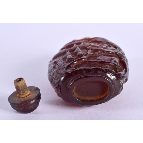 1905 - A CHINESE CARVED AMBER TYPE SNUFF BOTTLE 20th Century. 8.25 cm x 3.5 cm.