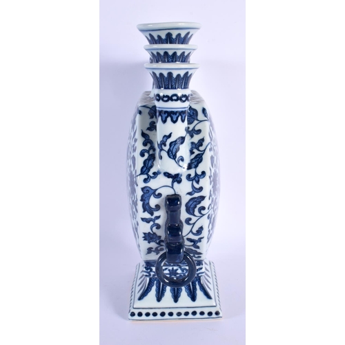 1907 - A CHINESE BLUE AND WHITE PORCELAIN TULIP VASE 20th Century. 32 cm x 15 cm.