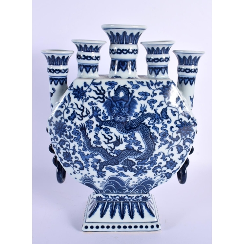 1907 - A CHINESE BLUE AND WHITE PORCELAIN TULIP VASE 20th Century. 32 cm x 15 cm.