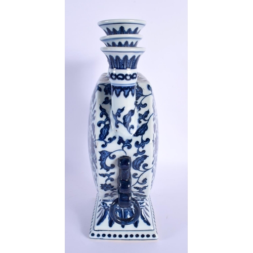 1907 - A CHINESE BLUE AND WHITE PORCELAIN TULIP VASE 20th Century. 32 cm x 15 cm.