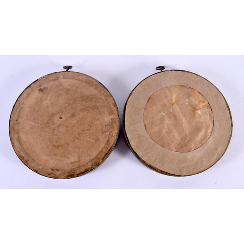 1939 - A PAIR OF LATE 18TH/19TH CENTURY CHINESE BEIJING SILK ROUNDELS Late Qianlong/Jiaqing. 15 cm diameter... 