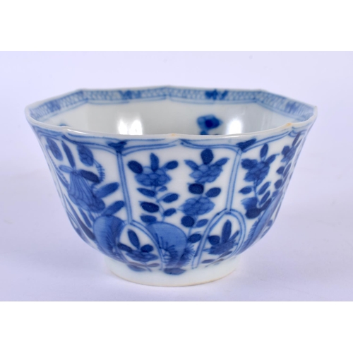 1952 - A 17TH/18TH CENTURY CHINESE BLUE AND WHITE PORCELAIN TEABOWL Kangxi/Yongzheng. 8 cm wide.