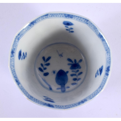 1952 - A 17TH/18TH CENTURY CHINESE BLUE AND WHITE PORCELAIN TEABOWL Kangxi/Yongzheng. 8 cm wide.