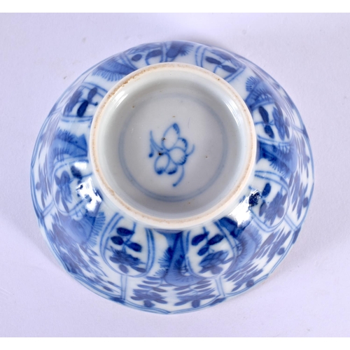 1952 - A 17TH/18TH CENTURY CHINESE BLUE AND WHITE PORCELAIN TEABOWL Kangxi/Yongzheng. 8 cm wide.