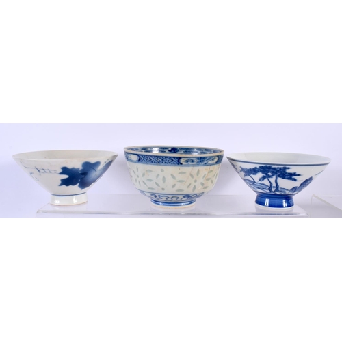 1953 - A 19TH CENTURY CHINESE BLUE AND WHITE PORCELAIN BOWL bearing Kangxi marks to base, together with oth... 