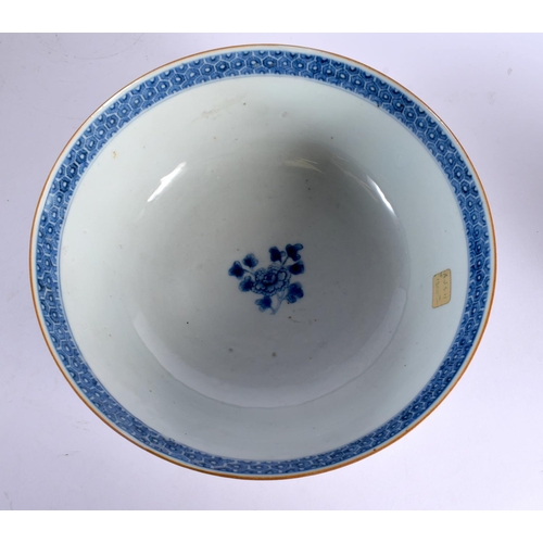 1961 - A LARGE 18TH CENTURY CHINESE EXPORT FAMILLE ROSE BOWL Qianlong. 25 cm diameter.