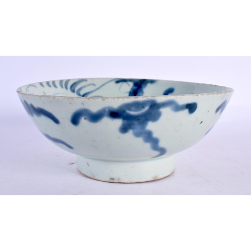 1979 - A 17TH/18TH CENTURY CHINESE KOREAN BLUE AND WHITE CIRCULAR BOWL painted with dragon. 16 cm diameter.