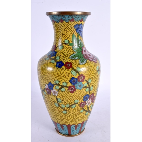 1980 - AN EARLY 20TH CENTURY CHINESE CLOISONNE ENAMEL VASE Late Qing/Republic. 23.5 cm high.