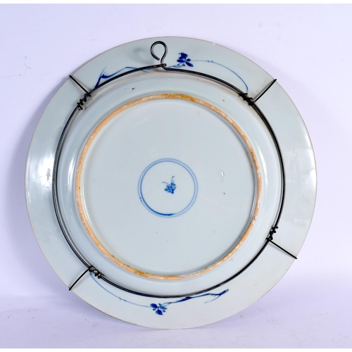 1987 - A LARGE 17TH/18TH CENTURY CHINESE EXPORT BLUE AND WHITE DISH Kangxi/Yongzheng. 31 cm diameter.