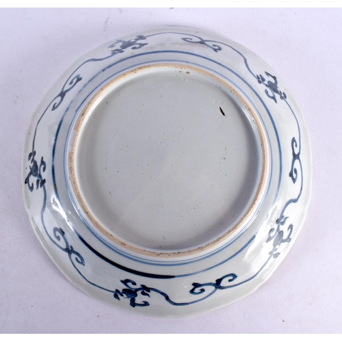 1988 - A 17TH/18TH CENTURY CHINESE IMARI BLUE AND WHITE PORCELAIN DISH Kangxi/Yongzheng. 22 cm wide.