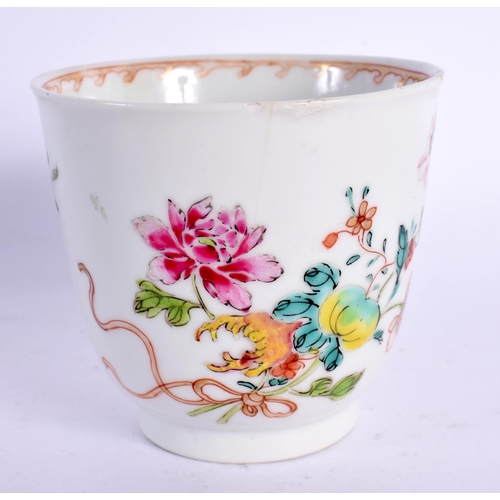 1989 - AN 18TH CENTURY CHINESE EXPORT FAMILLE ROSE CUP Qianlong. 7.25 cm wide.