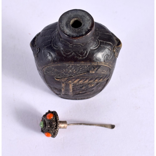 2002 - AN EARLY 20TH CENTURY CHINESE BRONZE SNUFF BOTTLE AND STOPPER Late Qing/Republic. 8 cm x 3 cm.