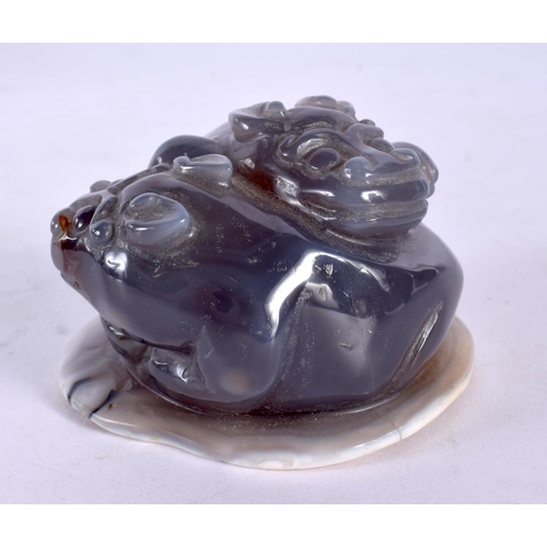 2003 - AN EARLY 20TH CENTURY CHINESE CARVED AGATE FIGURE OF A BEAST Late Qing/Republic. 7 cm wide.