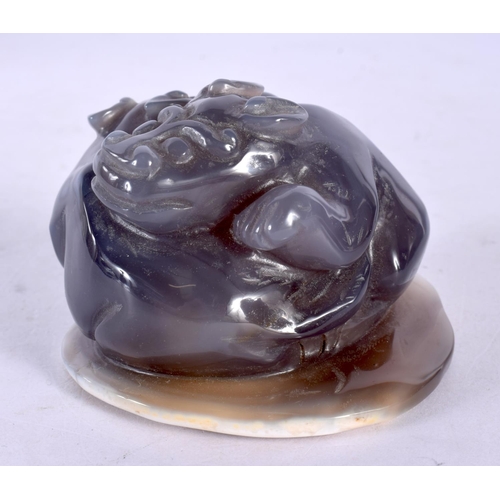 2003 - AN EARLY 20TH CENTURY CHINESE CARVED AGATE FIGURE OF A BEAST Late Qing/Republic. 7 cm wide.