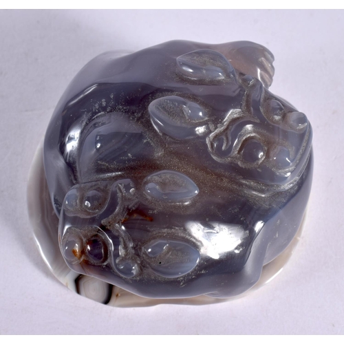 2003 - AN EARLY 20TH CENTURY CHINESE CARVED AGATE FIGURE OF A BEAST Late Qing/Republic. 7 cm wide.