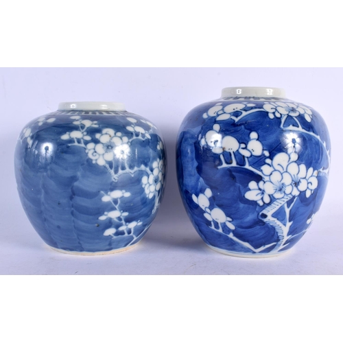 2013 - A 17TH/18TH CENTURY CHINESE BLUE AND WHITE GINGER JAR Kangxi/Yongzheng, together with another. 14 cm... 