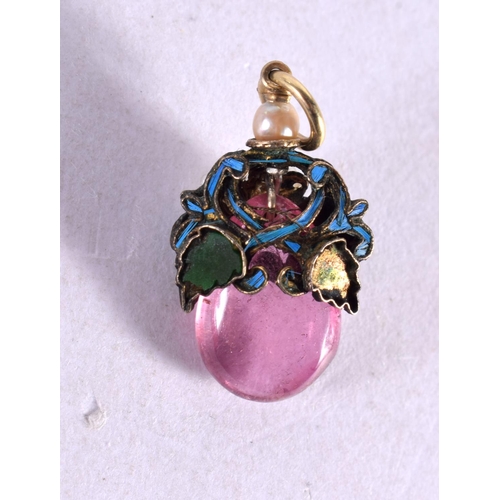 2098 - A 19TH CENTURY CHINESE KING FISHER FEATHER PINK QUARTZ PENDANT Qing. 2 grams. 2.5 cm x 1.25 cm.