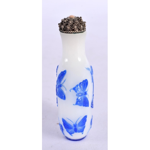 2107 - AN EARLY 20TH CENTURY CHINESE PEKING GLASS SNUFF BOTTLE Late Qing/Republic. 7.5 cm x 4.25 cm.