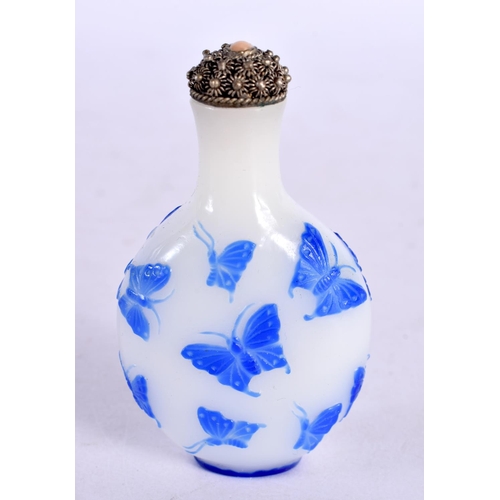 2107 - AN EARLY 20TH CENTURY CHINESE PEKING GLASS SNUFF BOTTLE Late Qing/Republic. 7.5 cm x 4.25 cm.