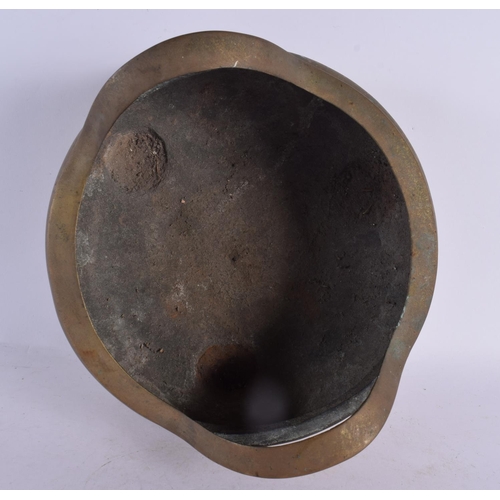 2121 - A LARGE 19TH CENTURY CHINESE TWIN HANDLED BRONZE CENSER bearing Xuande marks to base. 22 cm x 16 cm,... 