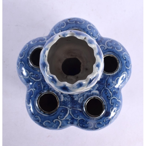 2153 - A LARGE 19TH CENTURY CHINESE BLUE AND WHITE PORCELAIN TULIP VASE Qing. 27 cm x 15 cm.