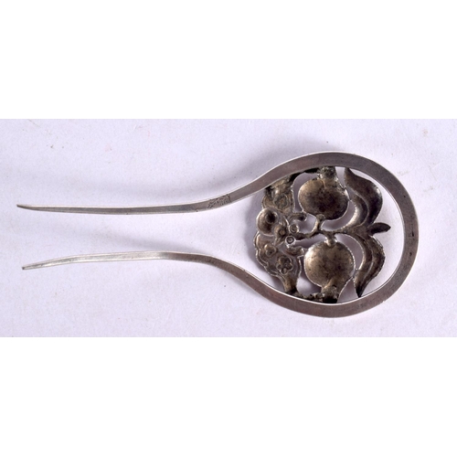 2169 - A 19TH CENTURY CHINESE EXPORT SILVER HAIR SLIDE. 13.8 grams. 10 cm x 4 cm.