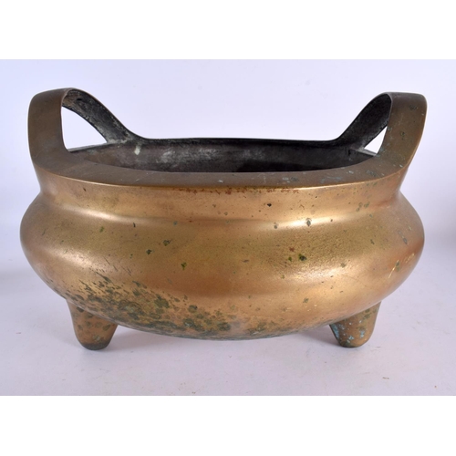 2175 - A LARGE 19TH CENTURY CHINESE TWIN HANDLED BRONZE CENSER bearing Xuande marks to base. 27 cm x 21 cm,... 