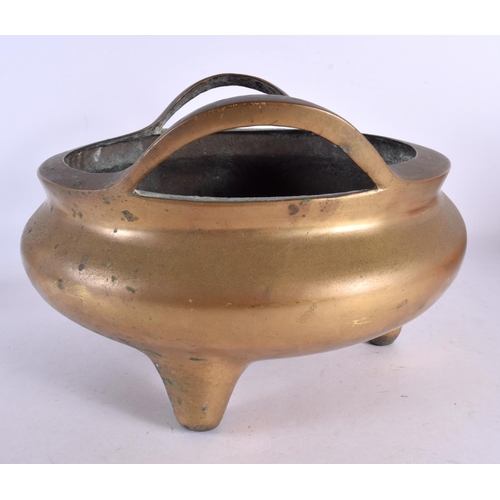 2175 - A LARGE 19TH CENTURY CHINESE TWIN HANDLED BRONZE CENSER bearing Xuande marks to base. 27 cm x 21 cm,... 