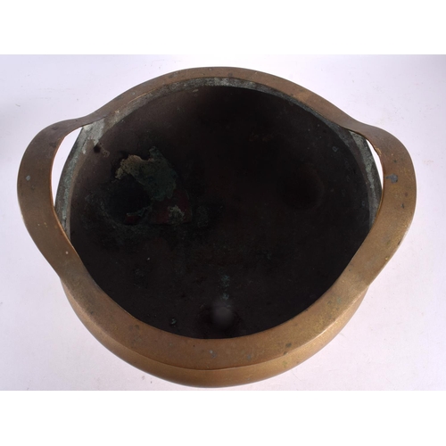 2175 - A LARGE 19TH CENTURY CHINESE TWIN HANDLED BRONZE CENSER bearing Xuande marks to base. 27 cm x 21 cm,... 