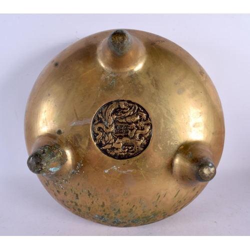 2175 - A LARGE 19TH CENTURY CHINESE TWIN HANDLED BRONZE CENSER bearing Xuande marks to base. 27 cm x 21 cm,... 