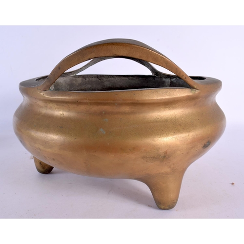 2183 - A LARGE 19TH CENTURY CHINESE TWIN HANDLED BRONZE CENSER bearing Xuande marks to base. 28 cm x 21 cm,... 